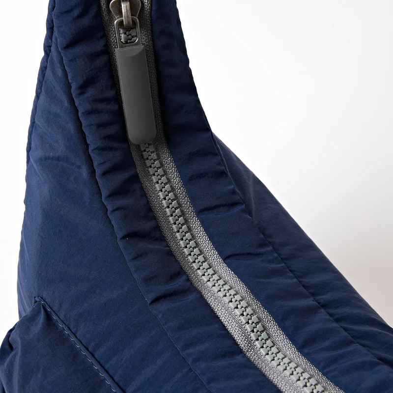 ROKA Belsize Midnight Kleine Tasche aus recyceltem Taslon