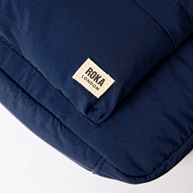 ROKA Belsize Midnight Kleine Tasche aus recyceltem Taslon