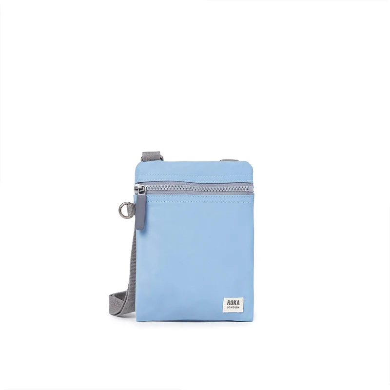 ROKA Chelsea Retro-Tasche aus recyceltem Nylon in Blau