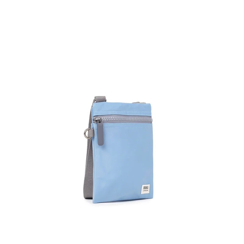 ROKA Chelsea Retro-Tasche aus recyceltem Nylon in Blau