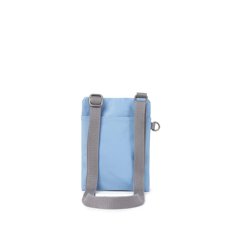 ROKA Chelsea Retro-Tasche aus recyceltem Nylon in Blau
