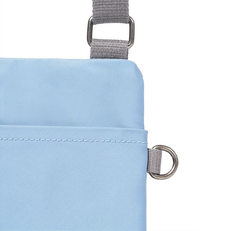 ROKA Chelsea Retro-Tasche aus recyceltem Nylon in Blau