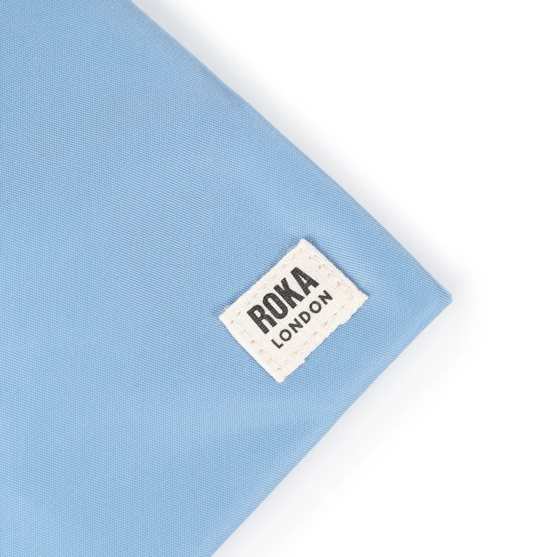 ROKA Chelsea Retro-Tasche aus recyceltem Nylon in Blau