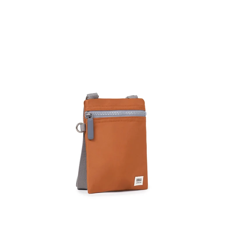 ROKA Chelsea Bran-Tasche aus recyceltem Nylon