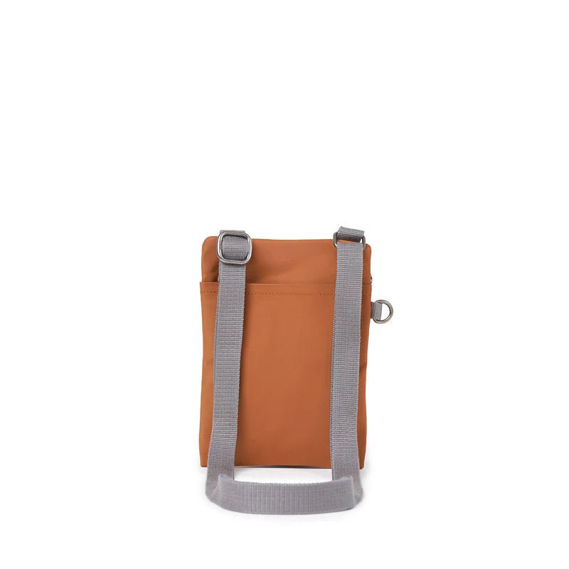 ROKA Chelsea Bran-Tasche aus recyceltem Nylon
