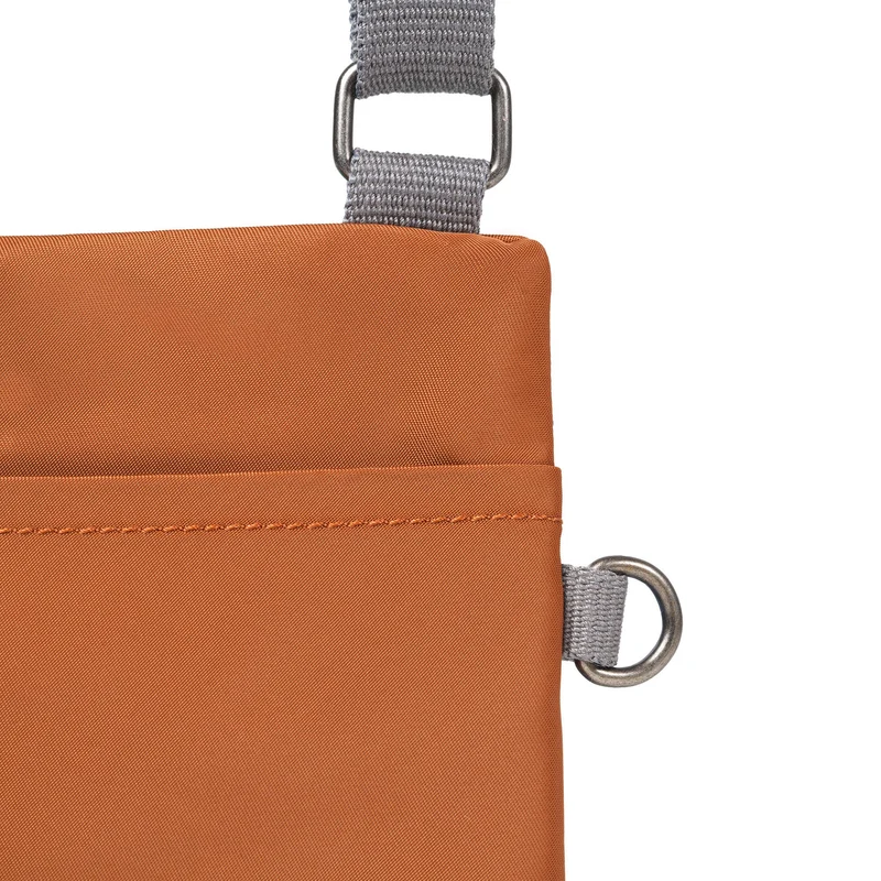 ROKA Chelsea Bran-Tasche aus recyceltem Nylon