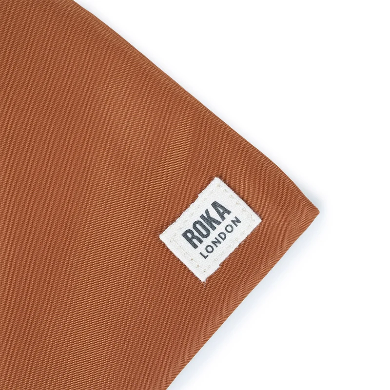 ROKA Chelsea Bran-Tasche aus recyceltem Nylon