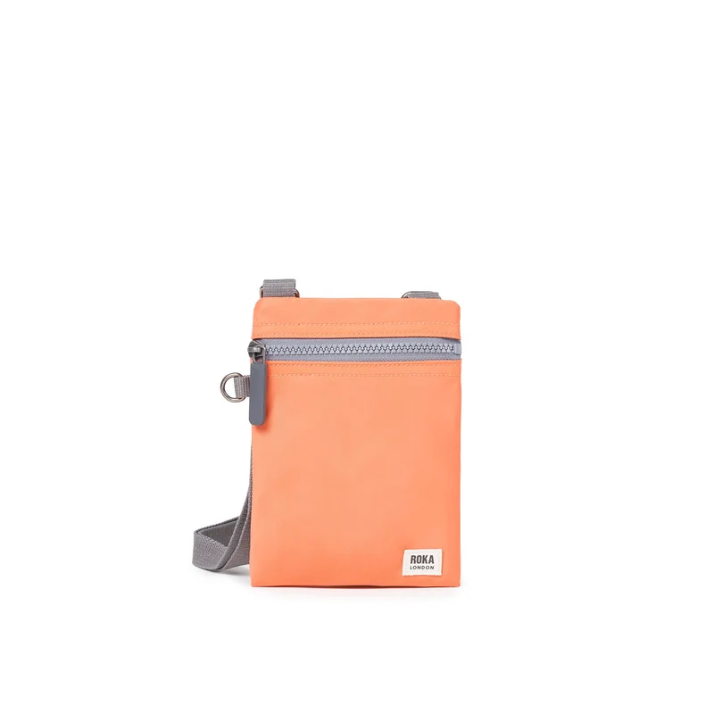 ROKA Chelsea Firecracker-Tasche aus recyceltem Nylon