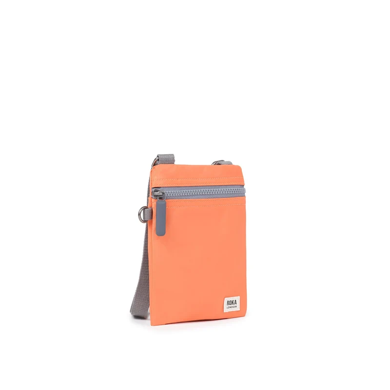 ROKA Chelsea Firecracker-Tasche aus recyceltem Nylon