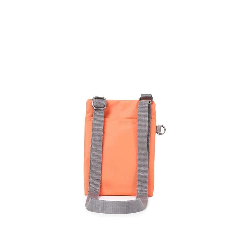 ROKA Chelsea Firecracker-Tasche aus recyceltem Nylon