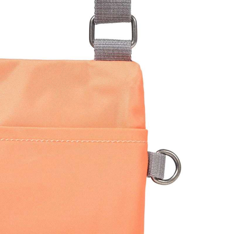 ROKA Chelsea Firecracker-Tasche aus recyceltem Nylon