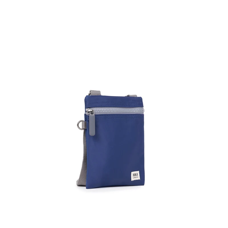 ROKA Chelsea Knackig blauer Beutel aus recyceltem Nylon