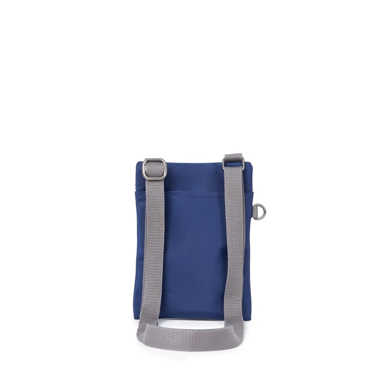 ROKA Chelsea Knackig blauer Beutel aus recyceltem Nylon