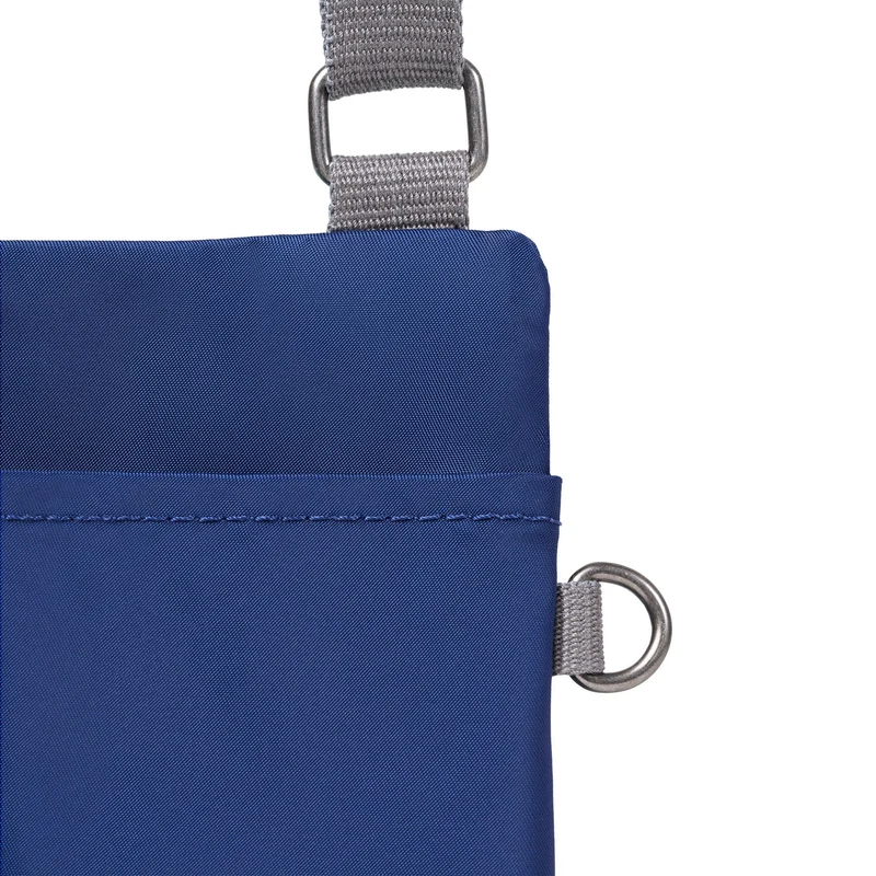 ROKA Chelsea Knackig blauer Beutel aus recyceltem Nylon