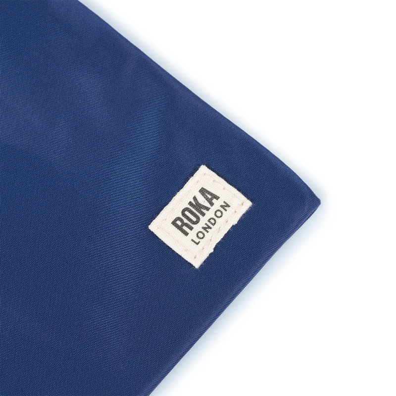 ROKA Chelsea Knackig blauer Beutel aus recyceltem Nylon