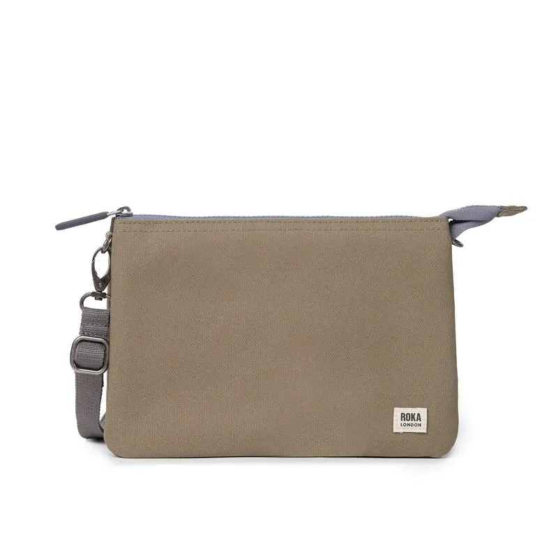 ROKA Carnaby Crossbody XL Tasche aus taupefarbenem Recycling-Canvas