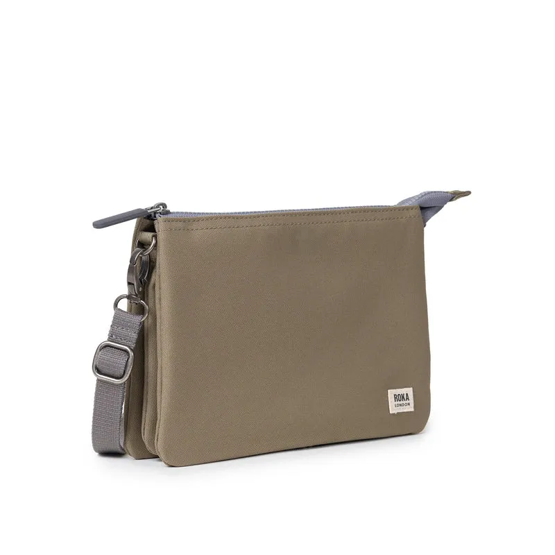 ROKA Carnaby Crossbody XL Tasche aus taupefarbenem Recycling-Canvas