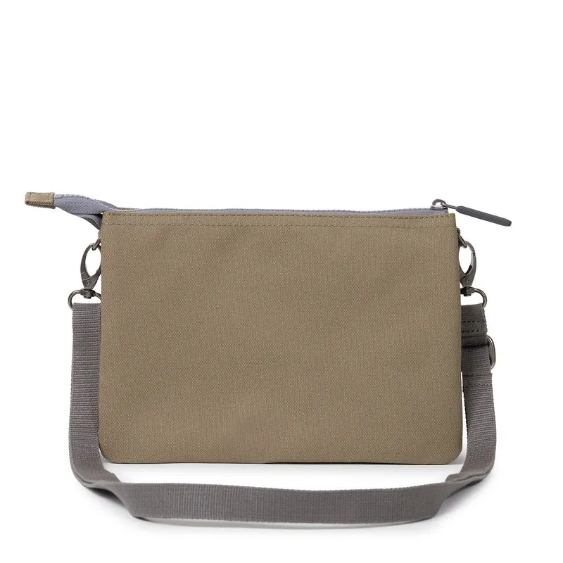 ROKA Carnaby Crossbody XL Tasche aus taupefarbenem Recycling-Canvas