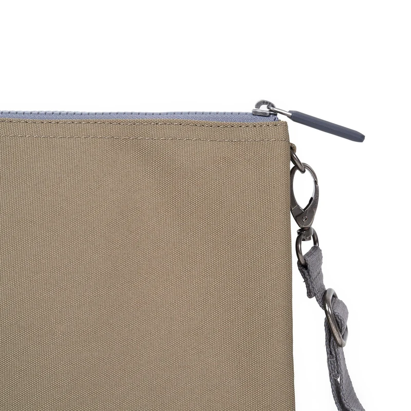 ROKA Carnaby Crossbody XL Tasche aus taupefarbenem Recycling-Canvas