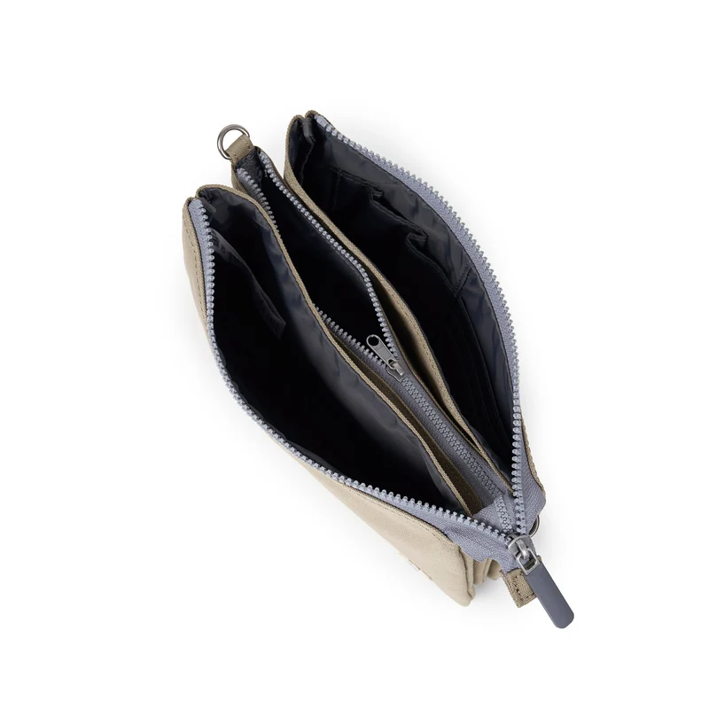 ROKA Carnaby Crossbody XL Tasche aus taupefarbenem Recycling-Canvas