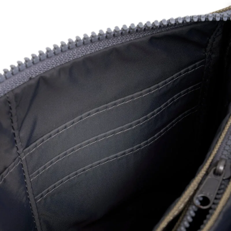 ROKA Carnaby Crossbody XL Tasche aus taupefarbenem Recycling-Canvas