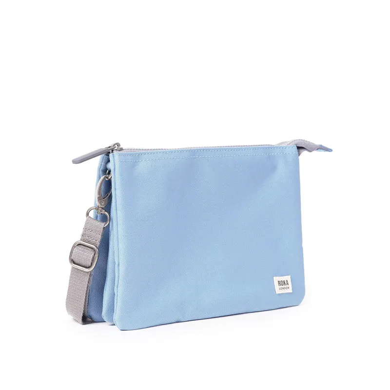 ROKA Carnaby Crossbody XL Retro Tasche aus recyceltem Canvas in Blau
