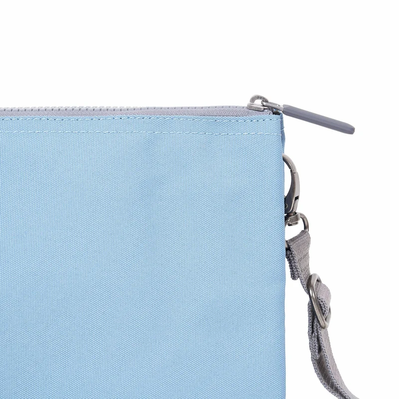 ROKA Carnaby Crossbody XL Retro Tasche aus recyceltem Canvas in Blau