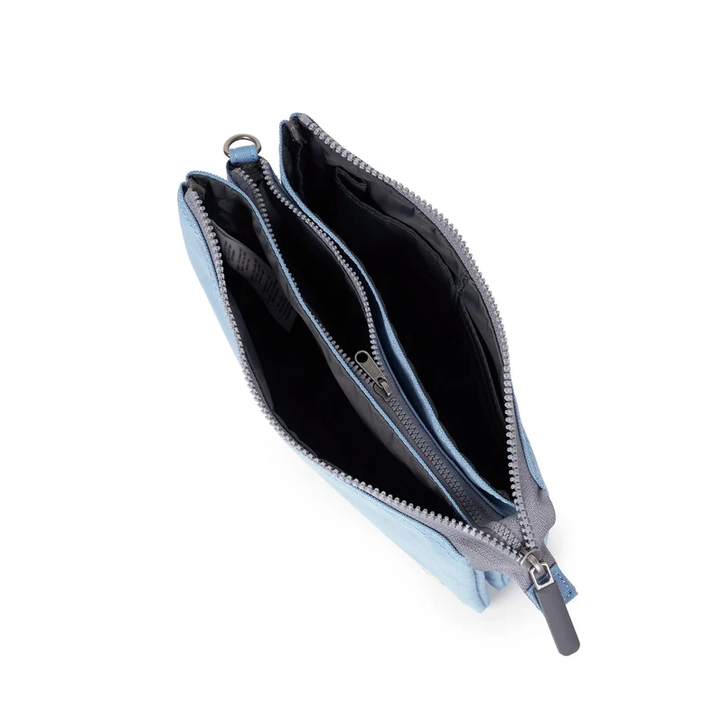 ROKA Carnaby Crossbody XL Retro Tasche aus recyceltem Canvas in Blau