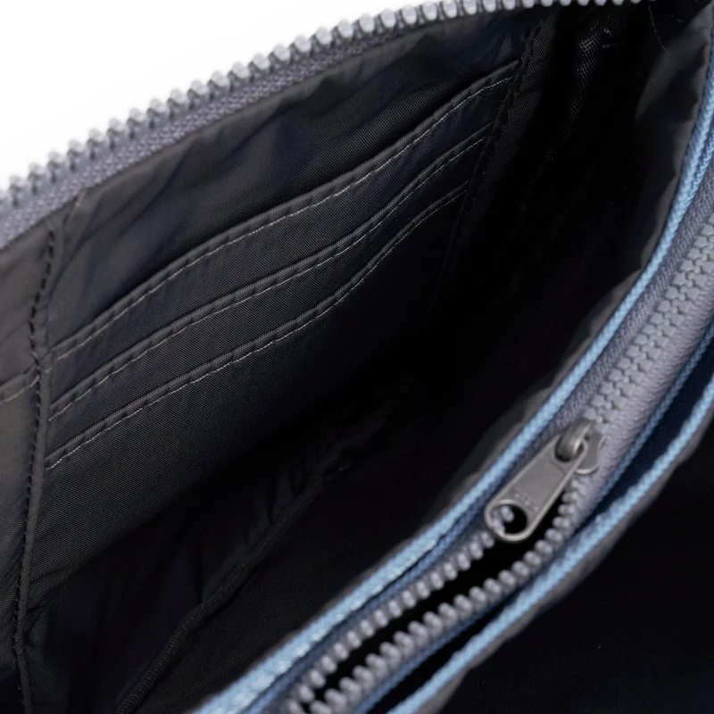 ROKA Carnaby Crossbody XL Retro Tasche aus recyceltem Canvas in Blau