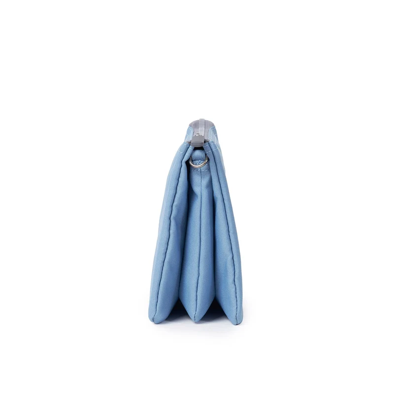 ROKA Carnaby Crossbody XL Retro Tasche aus recyceltem Canvas in Blau