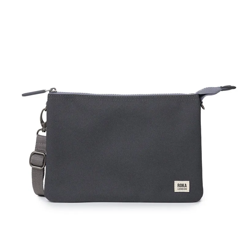 ROKA Carnaby Crossbody XL Tasche aus recyceltem Canvas in verwaschenem Schwarz
