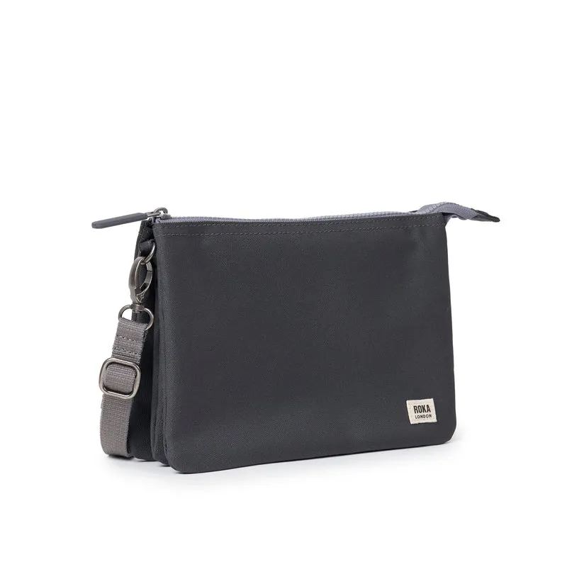 ROKA Carnaby Crossbody XL Tasche aus recyceltem Canvas in verwaschenem Schwarz