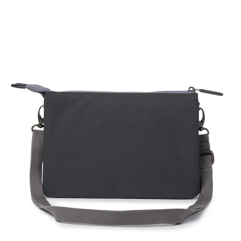 ROKA Carnaby Crossbody XL Tasche aus recyceltem Canvas in verwaschenem Schwarz