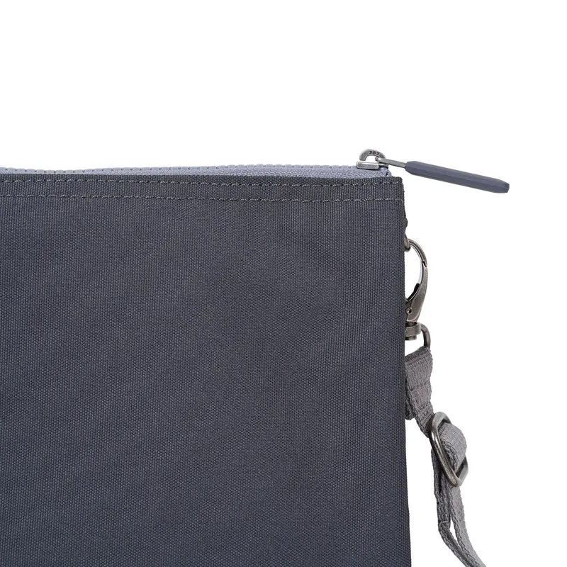 ROKA Carnaby Crossbody XL Tasche aus recyceltem Canvas in verwaschenem Schwarz