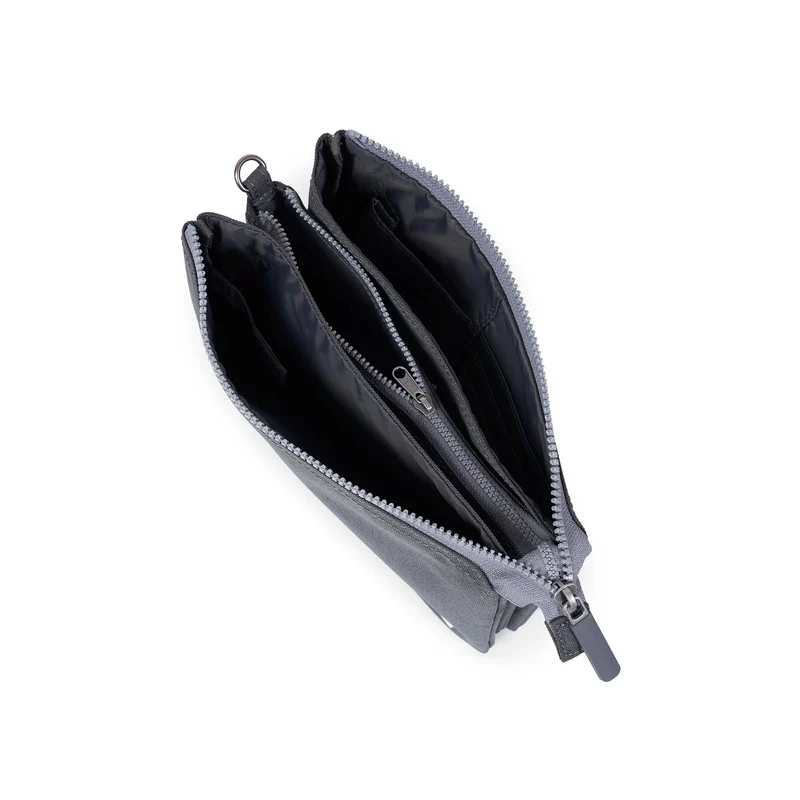 ROKA Carnaby Crossbody XL Tasche aus recyceltem Canvas in verwaschenem Schwarz