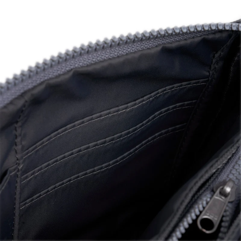 ROKA Carnaby Crossbody XL Tasche aus recyceltem Canvas in verwaschenem Schwarz