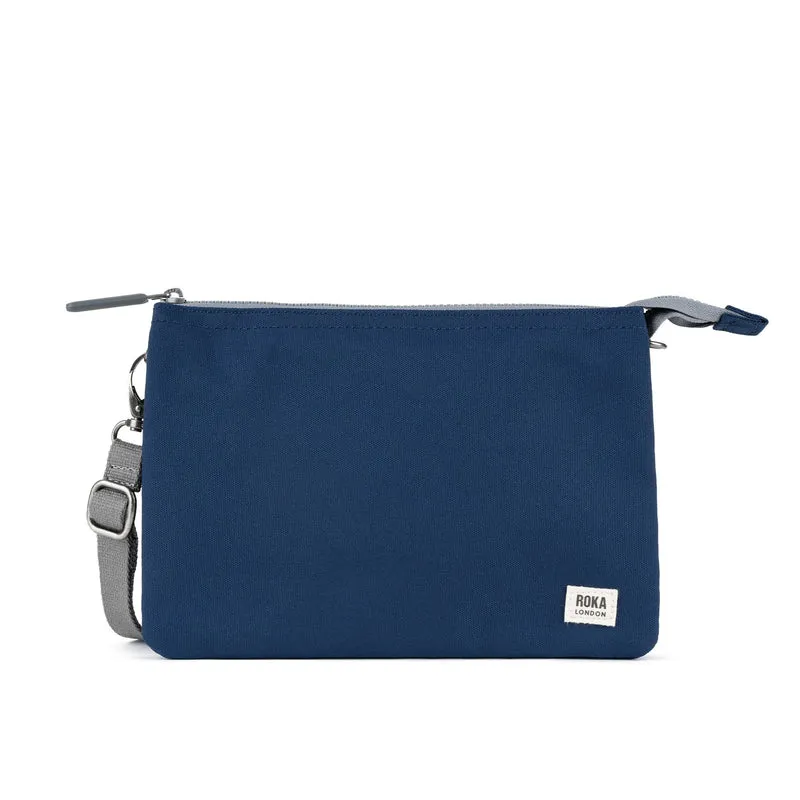 ROKA Carnaby Crossbody XL Tasche aus recyceltem Canvas in leuchtendem Blau