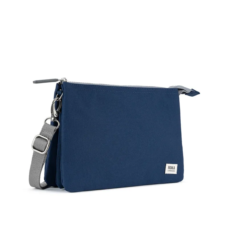 ROKA Carnaby Crossbody XL Tasche aus recyceltem Canvas in leuchtendem Blau