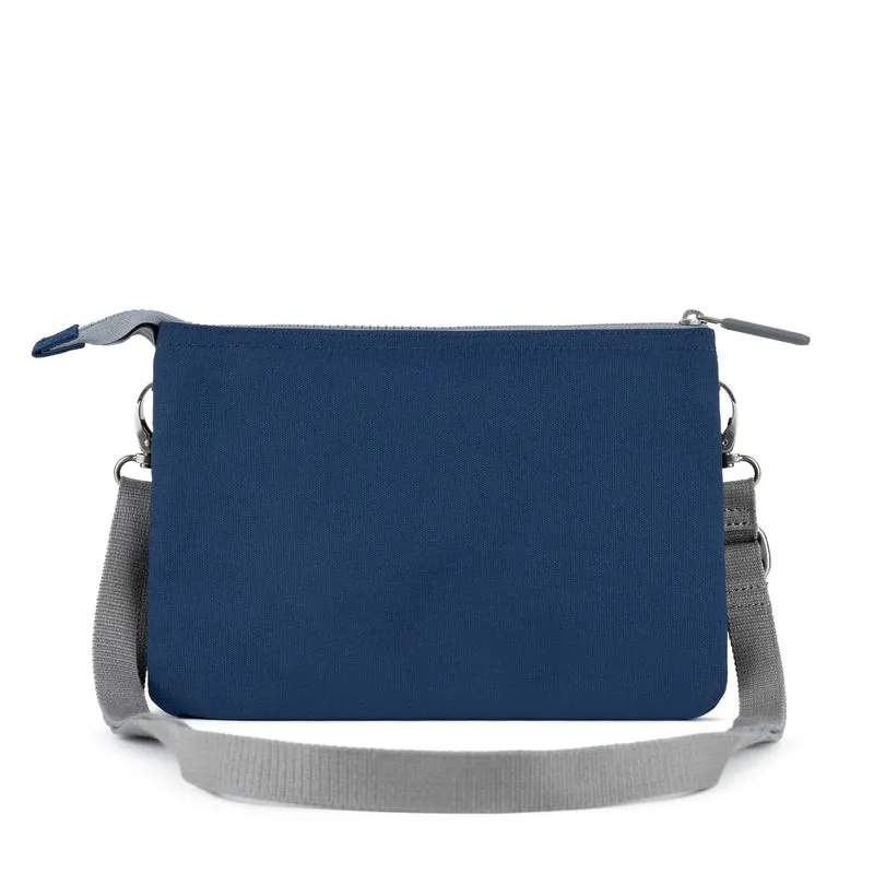 ROKA Carnaby Crossbody XL Tasche aus recyceltem Canvas in leuchtendem Blau
