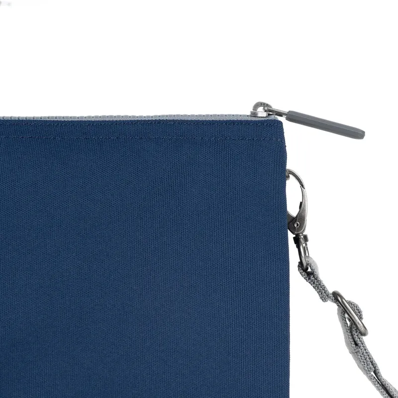 ROKA Carnaby Crossbody XL Tasche aus recyceltem Canvas in leuchtendem Blau