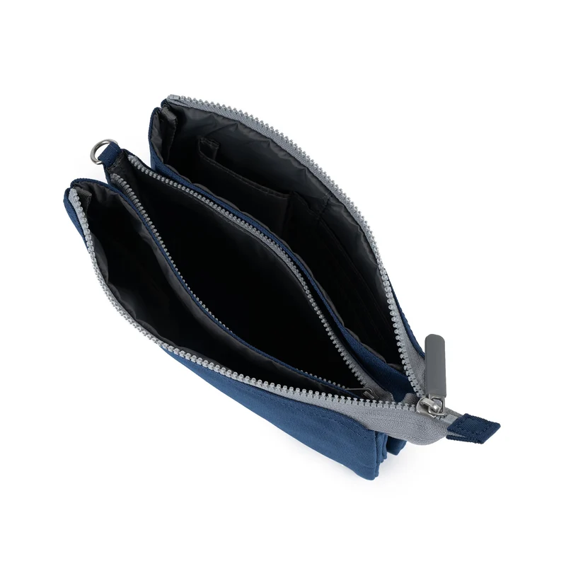 ROKA Carnaby Crossbody XL Tasche aus recyceltem Canvas in leuchtendem Blau