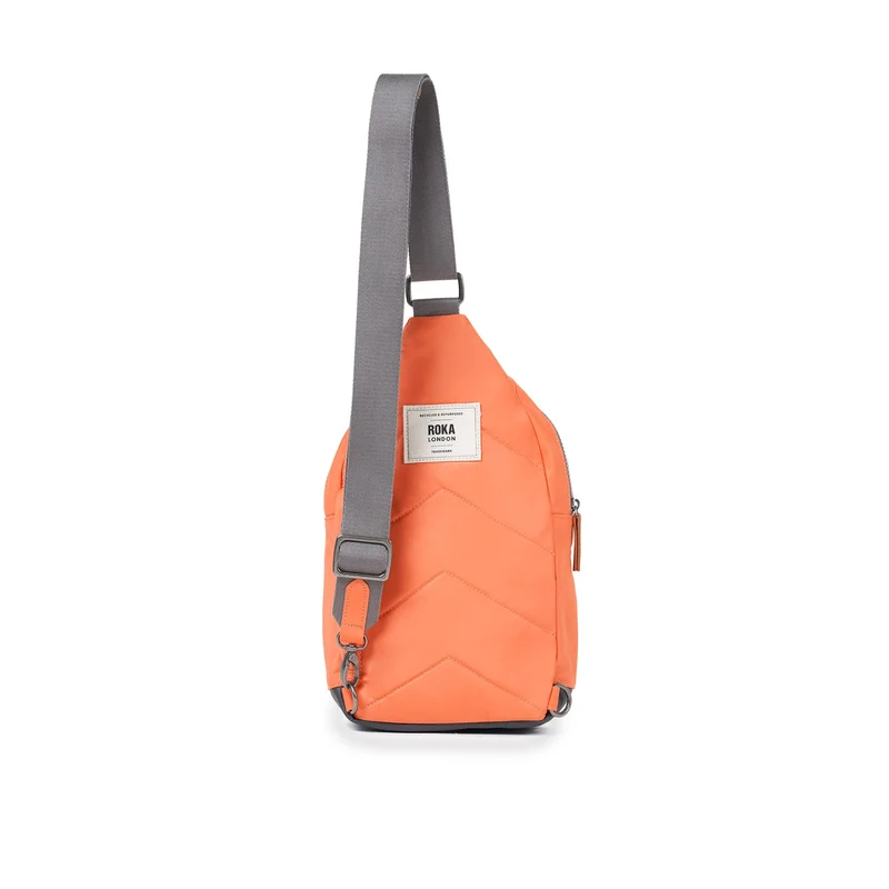 ROKA Willesden B Große Tasche aus recyceltem Nylon | Feuerwerkskörper