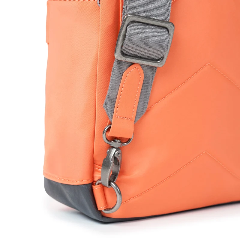 ROKA Willesden B Große Tasche aus recyceltem Nylon | Feuerwerkskörper