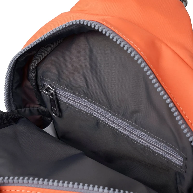 ROKA Willesden B Große Tasche aus recyceltem Nylon | Feuerwerkskörper
