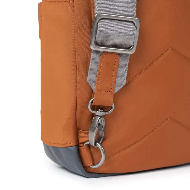 ROKA Willesden Große Tasche aus recyceltem Nylon | Bran