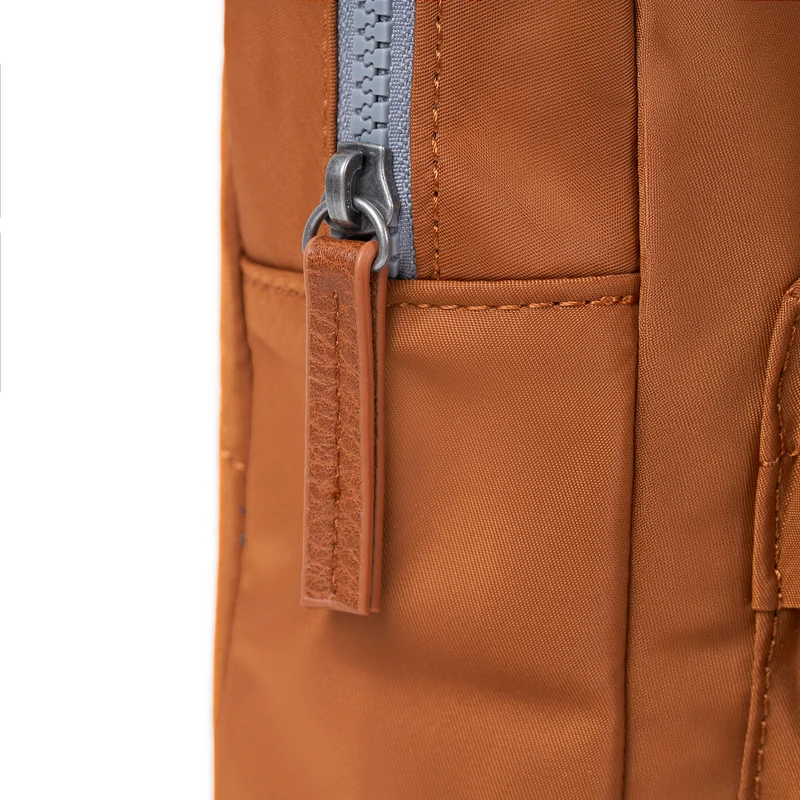 ROKA Willesden Große Tasche aus recyceltem Nylon | Bran
