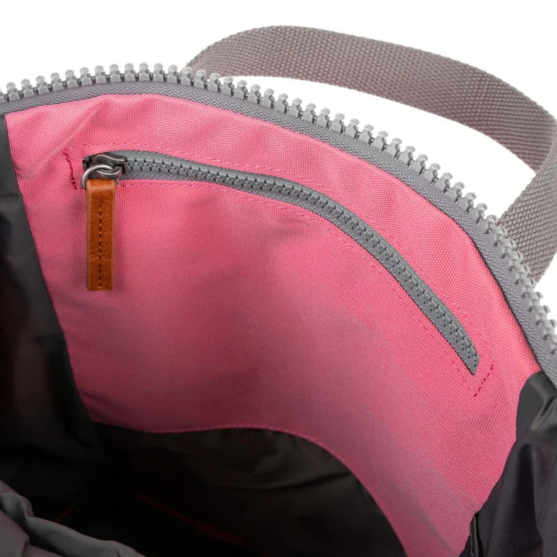 ROKA Finchley Eine kleine Tasche aus recyceltem Canvas mit Tulpenmotiv