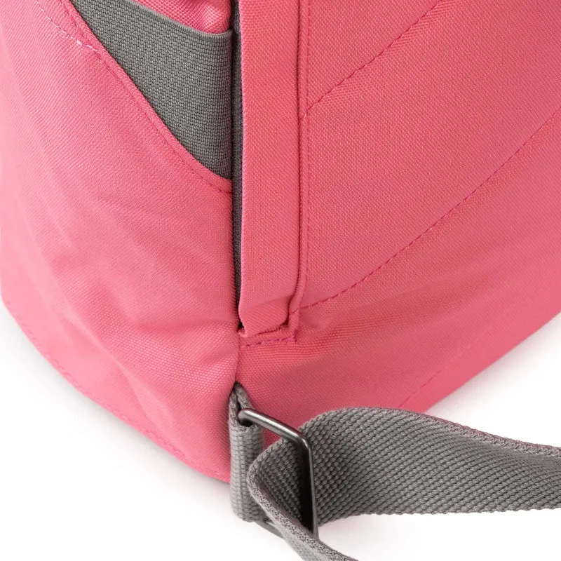 ROKA Finchley Eine kleine Tasche aus recyceltem Canvas mit Tulpenmotiv