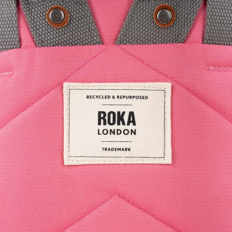 ROKA Finchley Eine kleine Tasche aus recyceltem Canvas mit Tulpenmotiv