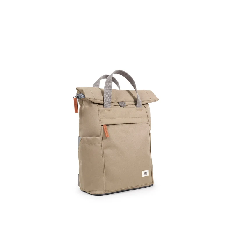 ROKA Finchley Eine kleine, taupefarbene Tasche aus recyceltem Canvas